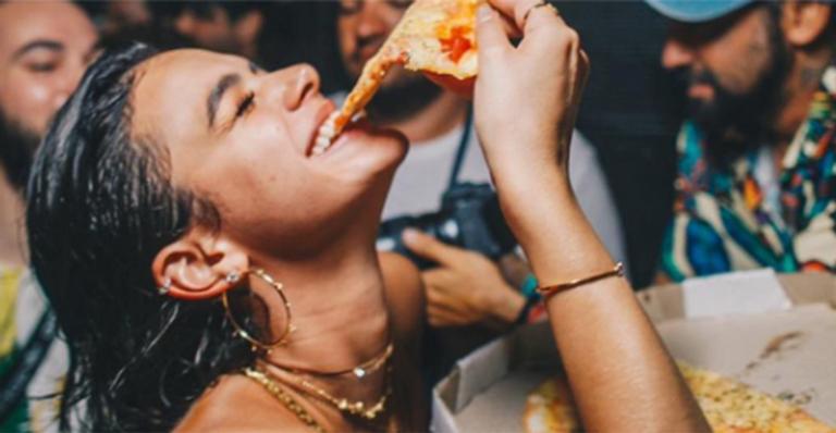 Bruna Marquezine foge da dieta e culpa astrologia: ”Ascendente em touro não permite”