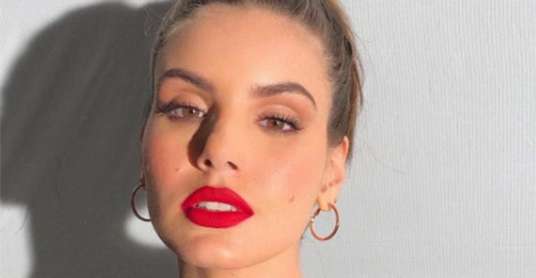 Em hotel de luxo, Camila Queiroz posa com biquíni feito de lixo