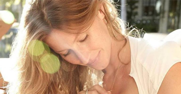 Gisele Bünchen surge amamentando a filha em clique antigo: ”Momento especial”