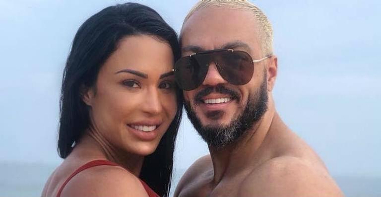 Gracyanne Barbosa dança para Belo e encanta o maridão: ”Delícia”