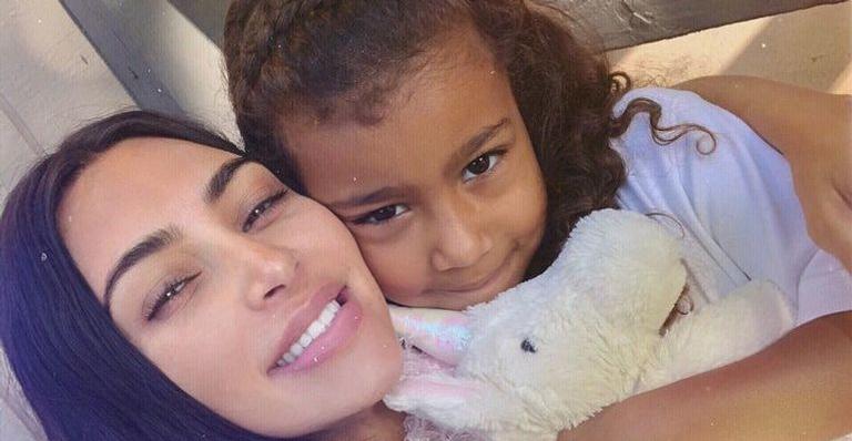 Filha de Kim Kardashian exibe bolsa exclusiva de R$ 140 mil