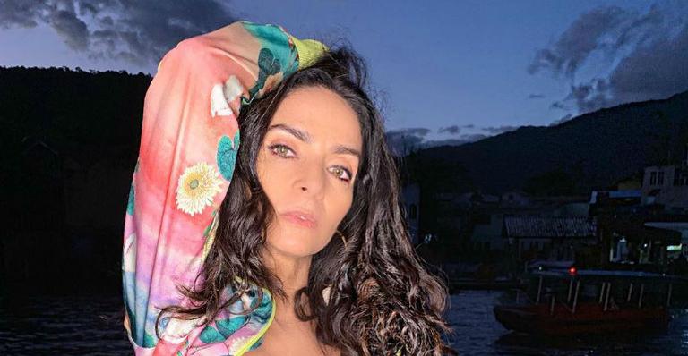 Claudia Ohana exibe boa forma em clique divertido: ”Porque hoje é sexta-feira”