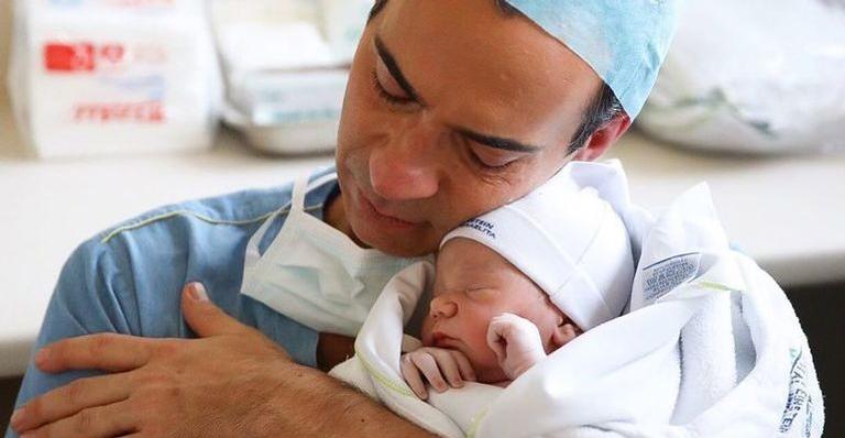 Cesar Tralli comemora seu primeiro Dia dos Pais com declaração linda à Manuella: ”Pureza de alma”
