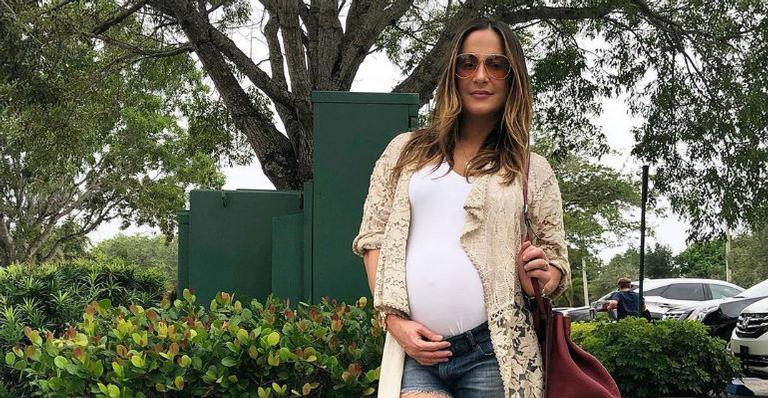 Em reta final da gravidez, Claudia Leitte exibe barrigão e homenagea marido
