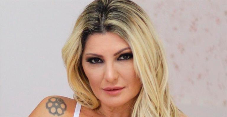 Antonia Fontenelle posa de lingerie vermelha e fãs enaltecem: ”Beleza e ousadia”