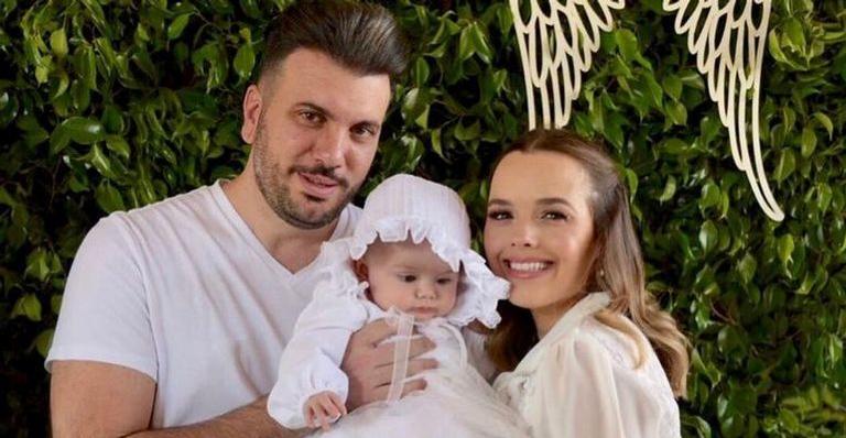 Thaeme Mariôto mostra batismo da filha na igreja e encanta