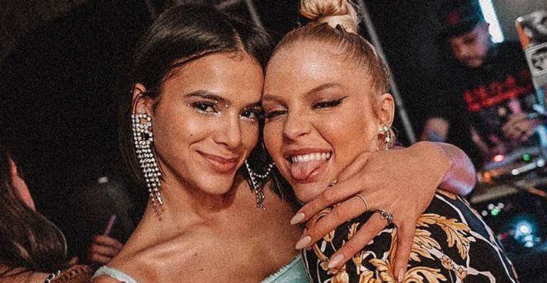 Bruna Marquezine e Luísa Sonza rebolam juntas em balada