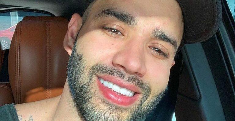 Gusttavo Lima posa comendo pizza em jatinho e brinca com quantidade de pedaços: ”E a dieta?”