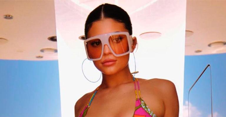Kylie Jenner ostenta corpão em iate de luxo avaliado em quase R$ 100 milhões