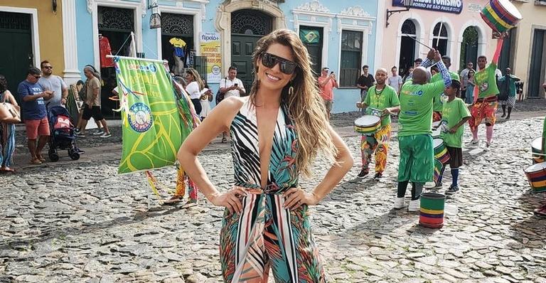 Lívia Andrade posa com canga aberta e deixa pernão à mostra