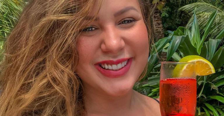 Ex-BBB Maria Claudia posta clique ousado de biquíni em barco