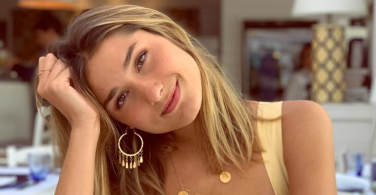 Na África, Sasha surge se divertindo com crianças em ONG