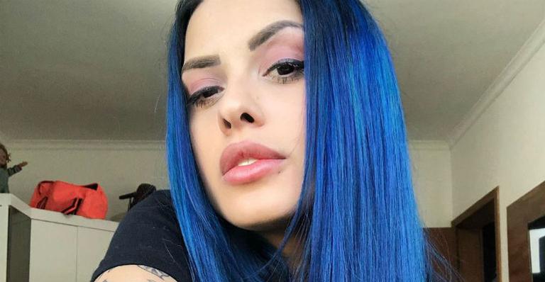 Tati Zaqui exibe corpão com top decotado e shortinho preto
