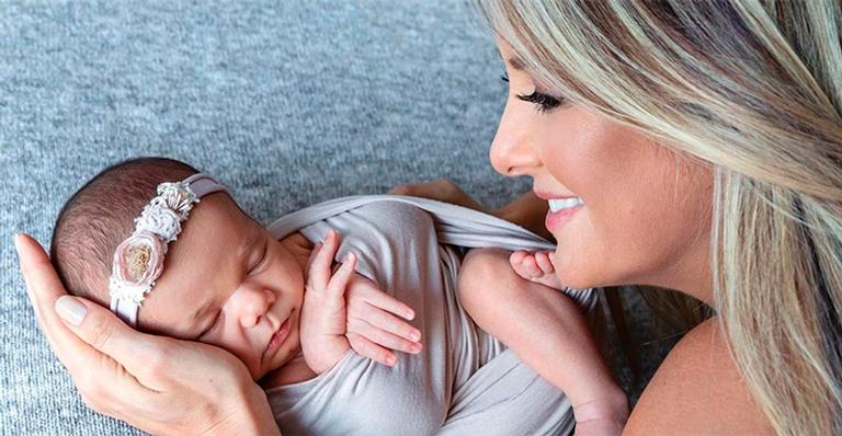 Ticiane Pinheiro celebra um mês de Manuella: ”Fruto de muito amor”