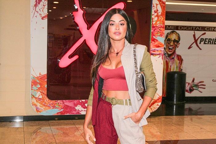 Aline Riscado exibe boa forma ao lado de personal trainer e impressiona fãs