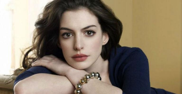 Anne Hathaway relembra comentários maldosos sobre seu corpo aos 16 anos