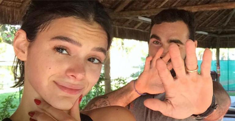 Bruna Marquezine pega pesado no treino com moletom de Bruno Gagliasso