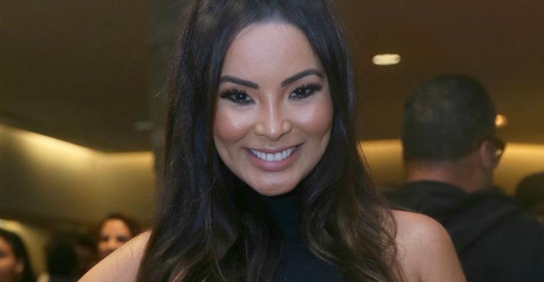 Carol Nakamura exibe corpão e fãs sugerem uso de editor de imagem