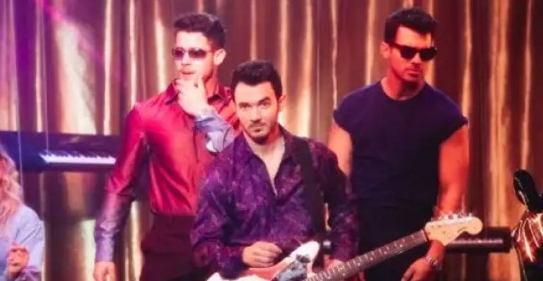 Jonas Brothers lançam clipe de ”Only Human” na vibe retrô dos anos 80
