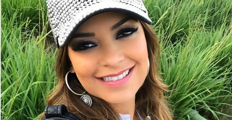 Amanda Françozo exibe barrigão e vai para a maternidade