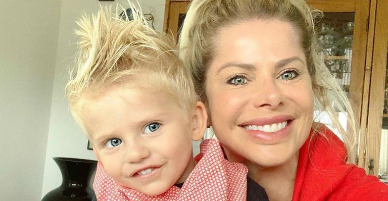 Karina Bacchi almoça com a família e Enrico rouba a cena com sua fofura