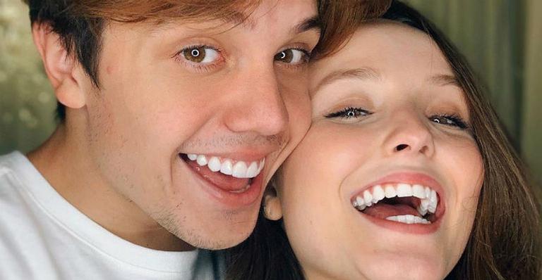Larissa Manoela comemora aniversário de namoro com Leo Cidade