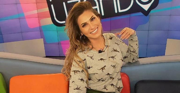 Sensual, Lívia Andrade surge com botas no joelho e mostra quase tudo
