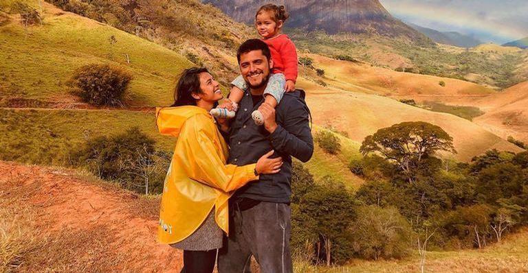 Filha de Yanna Lavigne e Bruno Gissoni rouba a cena ao surgir de óculos escuros