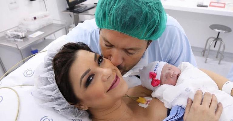 Amanda Françozo explode o fofurômetro com fotos inéditas do parto e fala sobre o nascimento da filha
