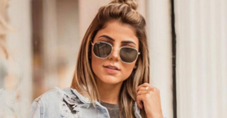 Ex-BBB Hariany posa com top transparente nada discreto