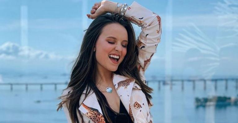Larissa Manoela comemora os 38 anos do SBT vestida de Maria Joaquina. Confira!