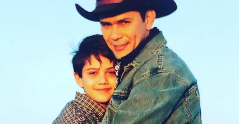 Filho do sertanejo Leandro compartilha emocionante homenagem: ”Exemplo”
