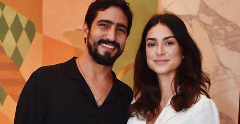 Thaila Ayala posa de toalha após o banho e se derrete com declaração do noivo, Renato Goés