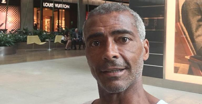 31 anos mais nova, namorada de Romário exibe corpão em foto de biquíni