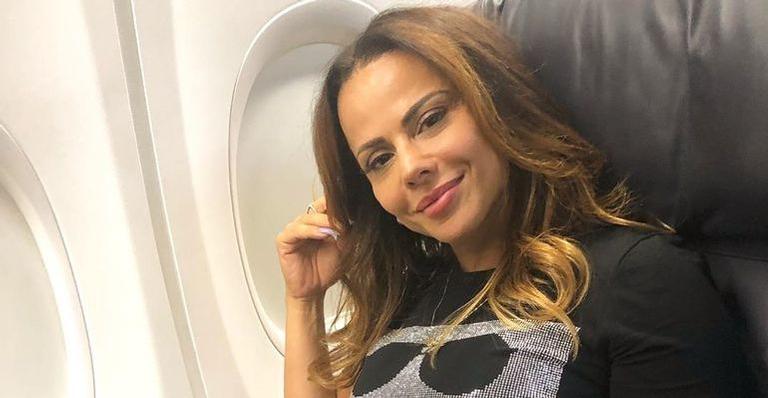 Na academia, Viviane Araújo surge com look bem apertado e exibe curvas saradas