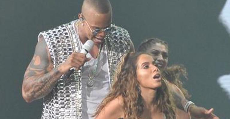 Anitta e Leo Santana protagonizam cena quente e temperatura esquenta