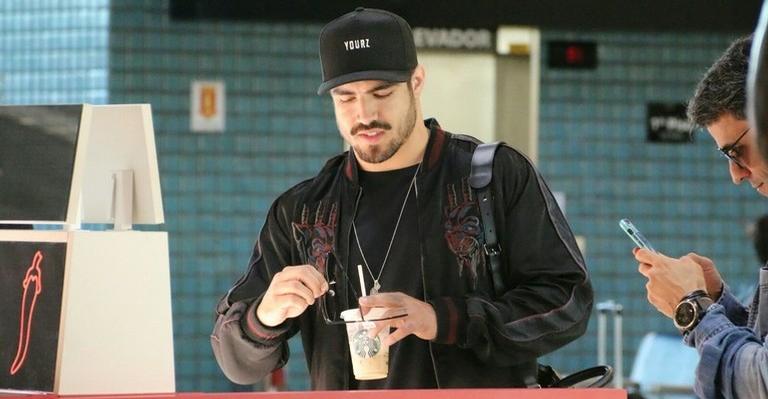 Luxuoso, Caio Castro é flagrado usando bolsa de quase R$ 9 mil