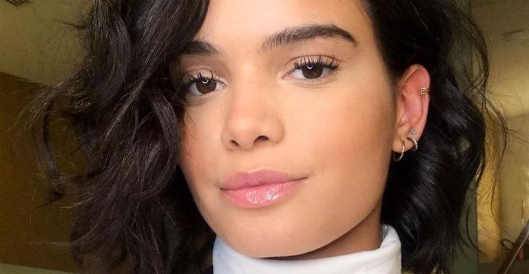 Carol Macedo surge de biquíni e impressiona fãs com pose ousada