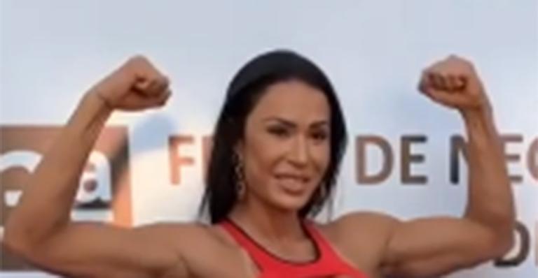Gracyanne Barbosa sensualiza com microshorts e top decotado