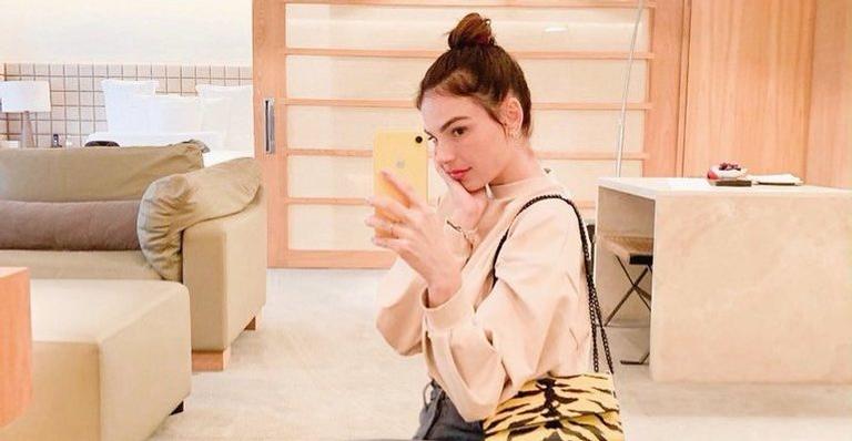 De biquíni, Isis Valverde mostra estrias e esbanja beleza natural