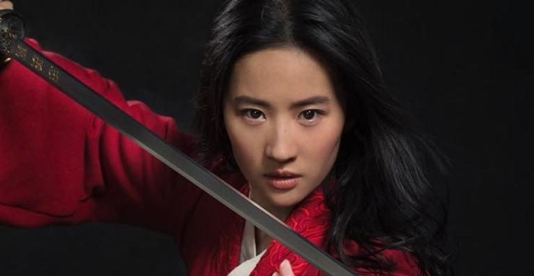 Manifestantes pedem boicote ao filme ‘Mulan’ após atriz apoiar ação da polícia: ”Hipócrita”