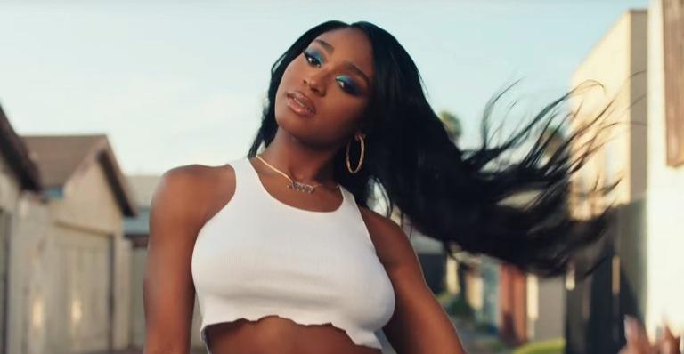 Normani revive clássicos dos anos 2000s em clipe e prova ser uma artista completa