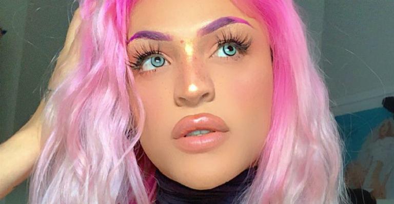 Pabllo Vittar cobre rosto de Anitta com assinatura e fãs especulam nova briga