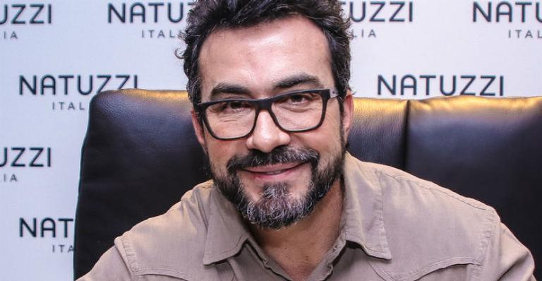 Padre Fábio de Melo faz sessão de autógrafos do novo livro
