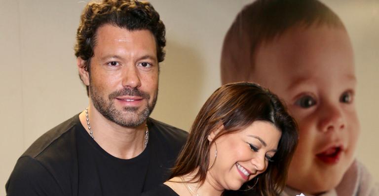 Amanda Françozo deixa a maternidade com a filha, Vitória