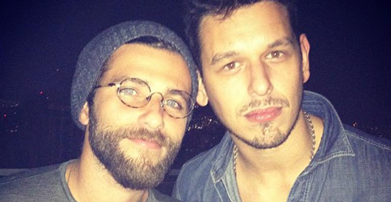 Bruno Gagliasso e João Vicente se beijam e revelam detalhes íntimos