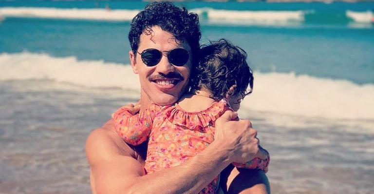 José Loreto mostra quase todo o rostinho da filha em clique raríssimo
