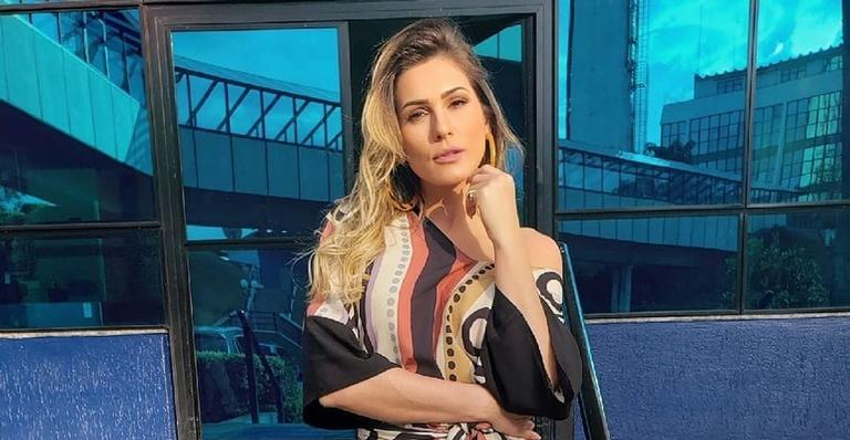 Bichinho enorme! Lívia Andrade choca ao alimentar lagarto de estimação
