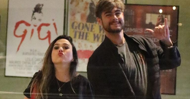 Grávidos, Tatá Werneck e Rafa Vitti esbanjam simpatia durante passeio em shopping no Rio