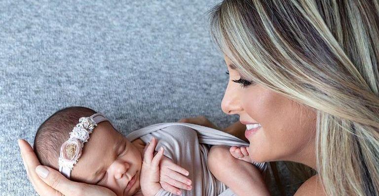 Ticiane Pinheiro mostra orelhinha de Manuella furada com primeiro brinco
